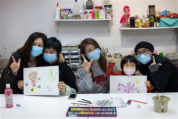 「童心罩希望」慈善義賣轉贈 罕見病病童創作 為香港人打氣